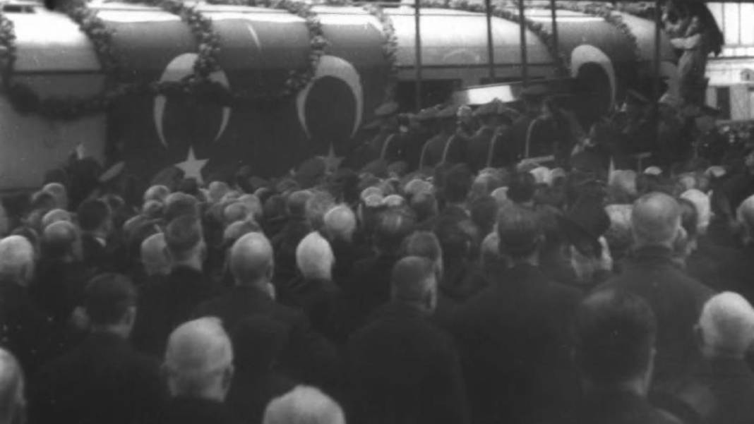 Arşivden çıkan kareler duygulandırdı: Atatürk’ün son yolculuğu adım adım görüntülendi 6